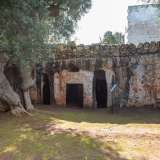 La prima grotta che visitiamo � proprio la chiesa rupestre dei santi Andrea e Procopio, che d� il nome all�intero casale